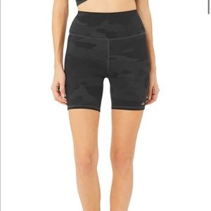 ALO Yoga High-Waist Vapor Short, XS (2-4) black camouflage